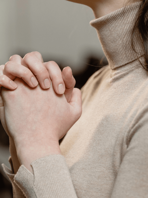 Christian Filipina Praying