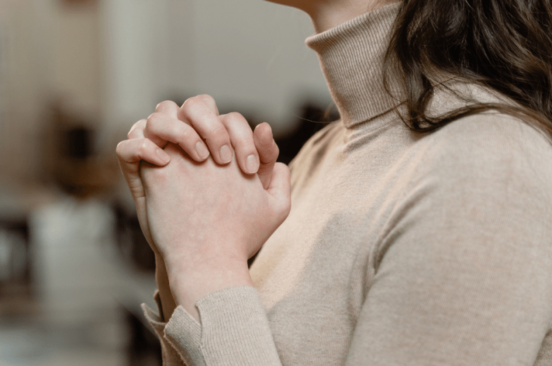 Christian Filipina Praying