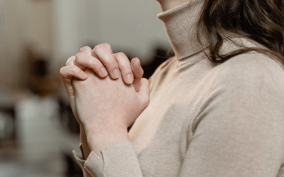 Christian Filipina Praying