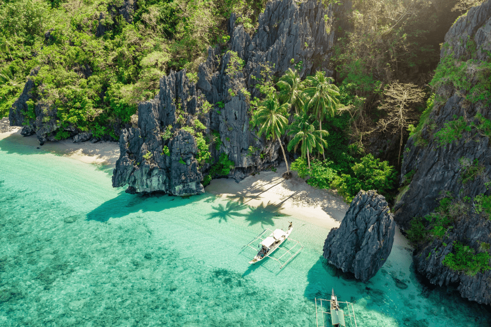 Entalula Beach Lagoon is a hidden gem in Bacuit Bay, El Nido, Palawan, Philippines. It is a stunning lagoon with emerald green waters, surrounded by towering limestone cliffs and lush vegetation.