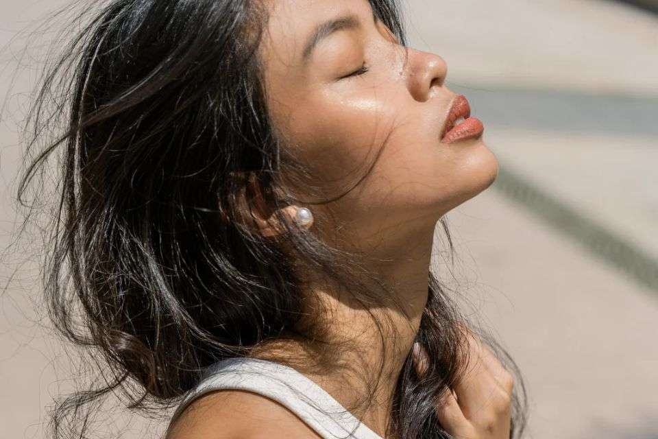 A Pretty Single Filipina Enjoying the Sun on Her Face - How to Make a Filipina Fall in Love with You - Blossoms Dating Blog
